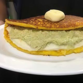 Cachapa De Queso De Mano Y Reina Pepiada