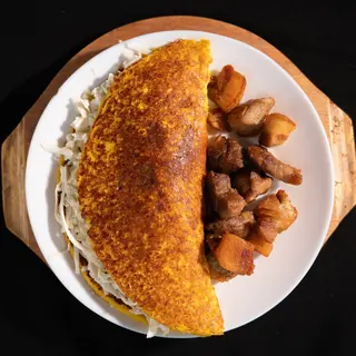 Cachapa con queso y cochino frito