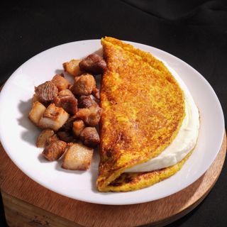 Cachapa con queso de mano y cochino frito
