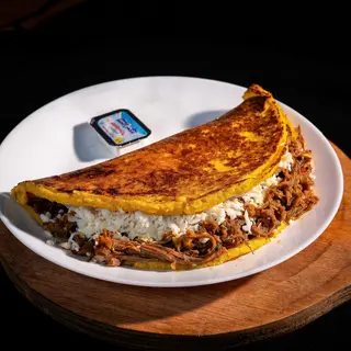 Cachapa de ternera mechada y queso rallado
