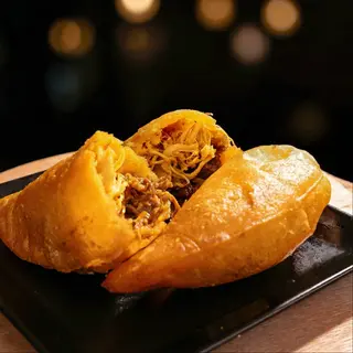 Empanada mixta (pollo mechado y ternera mechada)