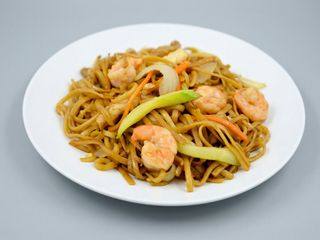 Tallarines fritos con tres delicias