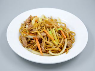 Tallarines fritos con ternera