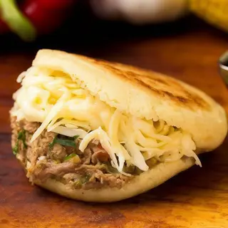 Arepa mechada y queso