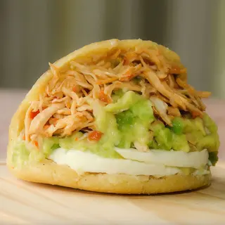 Arepa pollo asado y queso