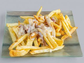 Patatas Fritas Caseras Con Salsa Carbonata