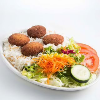 Plato de arroz con falafel