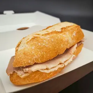 Pulguita De Calabacín Con Cebolla Frita Y Queso Amarillo