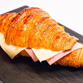 Croissant De Jamón Y Queso