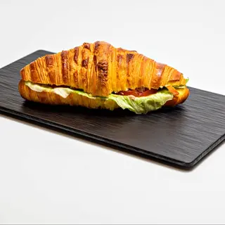 Croissant De Crema De Aguacate Y Cangrejo