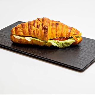Croissant De Crema De Aguacate Atún Y Tomate