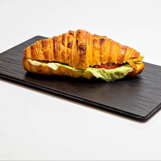 Croissant De Crema De Cangrejo Con Huevo Duro