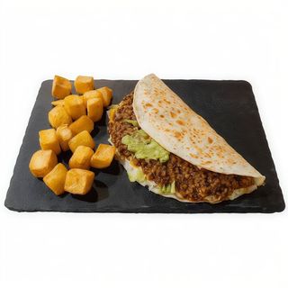 Quesadilla de ternera con frijoles y salsa chipotle (picante)