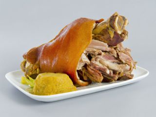 Codillo Asado Con Guarnición
