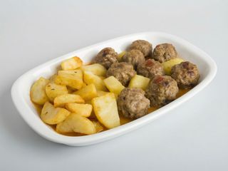 Albóndigas Con Patatas Fritas 