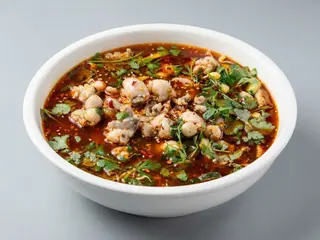 Ancas De Ranas Con Verduras Chinas En Caldo Superior Picante