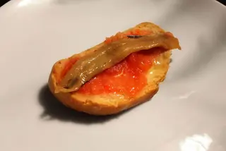 Anchoas del cantábrico con pan con tomate 6u.
