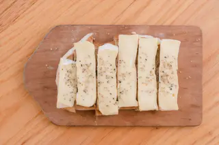Rebanada de Pan Alemán con Queso Camembert