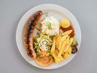 Salchicha Bratwurst Alemana con Ensaladas Alemanas y Papas Fritas 