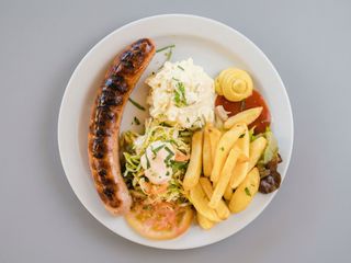 Salchicha Bratwurst Alemana con Ensaladas Alemanas y Papas Fritas 