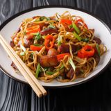 tallarines fritos con tres delicias