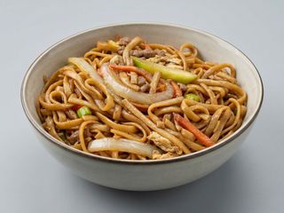 tallarines fritos con pollo