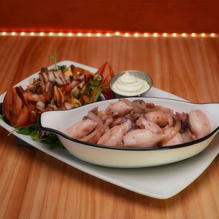 Plato Con Txipirones Encebollados