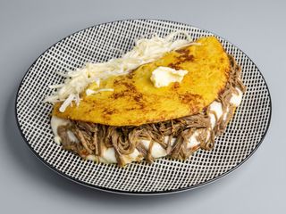 Cachapa Carne Mechada Y Queso De Mano