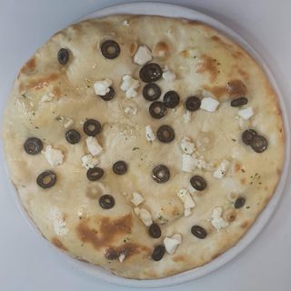 Pan De Ajo Con Fetta Y Aceitunas