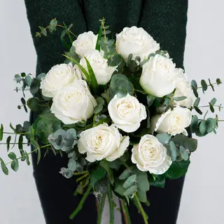 Famo de 12 rosas blancas