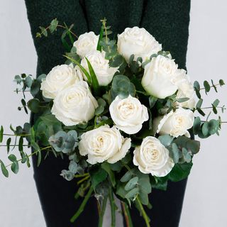Famo de 12 rosas blancas