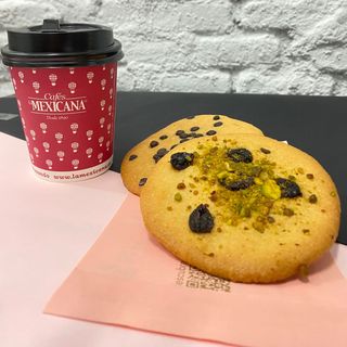 Café La Mexicana más dos cookies.