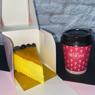 Café La Mexicana con porción de tarta