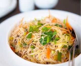 Fideos De Arroz Con Tres Delicias