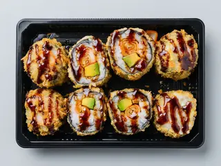 Futo Maki De Salmón Con Aguacate Con Surimi Frito Y Salsa Anguila (8 Pzs.)