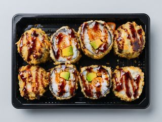 Futo Maki De Salmón Con Aguacate Con Surimi Frito Y Salsa Anguila (8 Pzs.)
