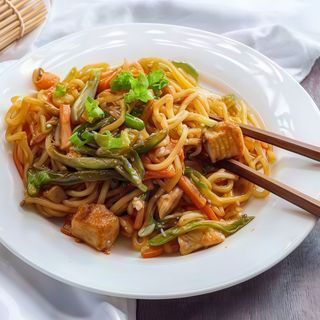 Yakisoba Chicken (1 Ud.)