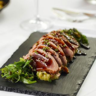 Tataki de atún con guacamole, wakame y salsa teriyaki