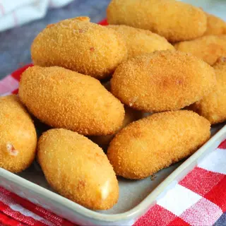 Croquetas de queso curado