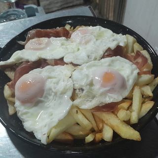 Ración de Huevos Rotos con Jamón Serrano