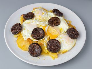 huevos rotos con morcilla y pimientos