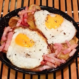 huevos rotos con champiñion y bacon