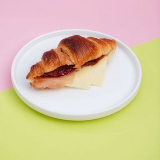Croissant pernil serrà i formatge