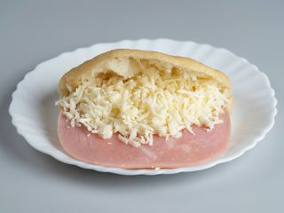 Arepa Frita Jamón York y Queso Llanero