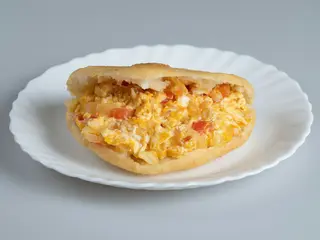 Arepa Frita Con Revoltillo De Huevos