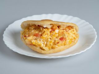 Arepa Frita Con Revoltillo De Huevos