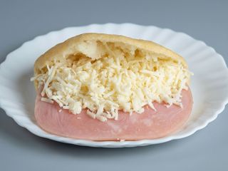 Arepa A La Plancha Jamón York y Queso Llanero