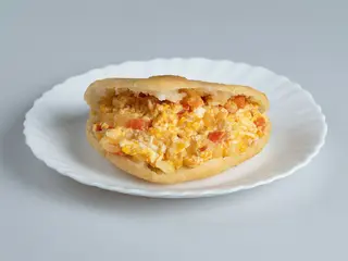 Arepa A La Plancha Con Revoltillo De Huevos