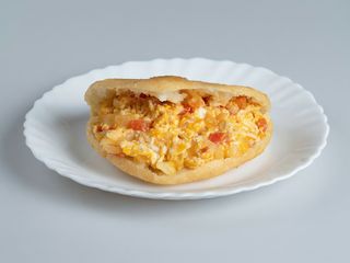 Arepa A La Plancha Con Revoltillo De Huevos