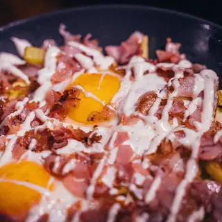 Huevos Rotos con Bacon y Alioli